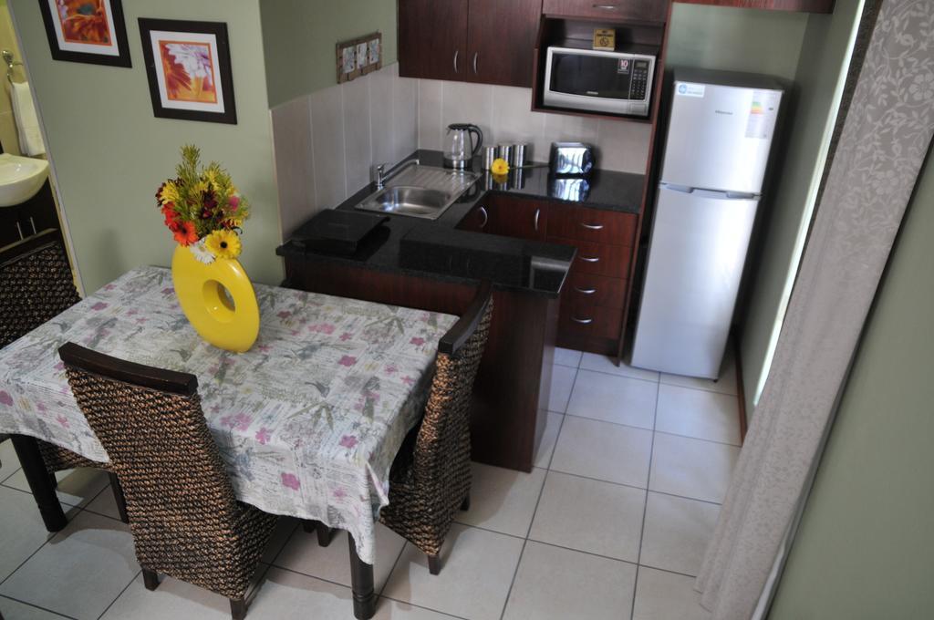 Summer Garden Guest House Беноні Екстер'єр фото